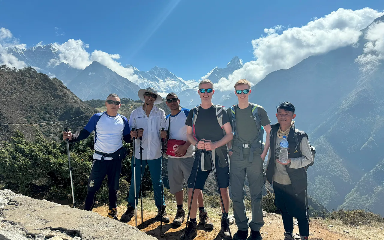 Group Photo on the way to EBC